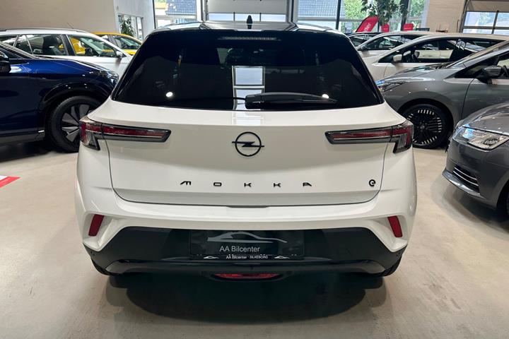 Hvid Opel Mokka-e fra 2024