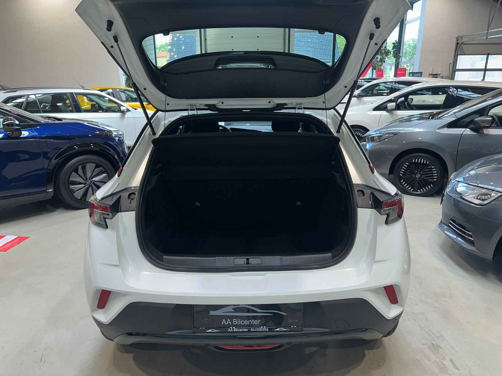 Hvid Opel Mokka-e fra 2024