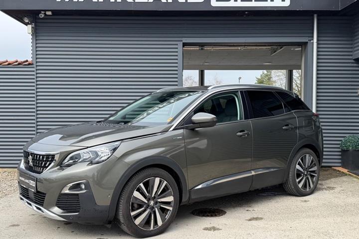 Grøn Peugeot 3008 fra 2020 set udefra