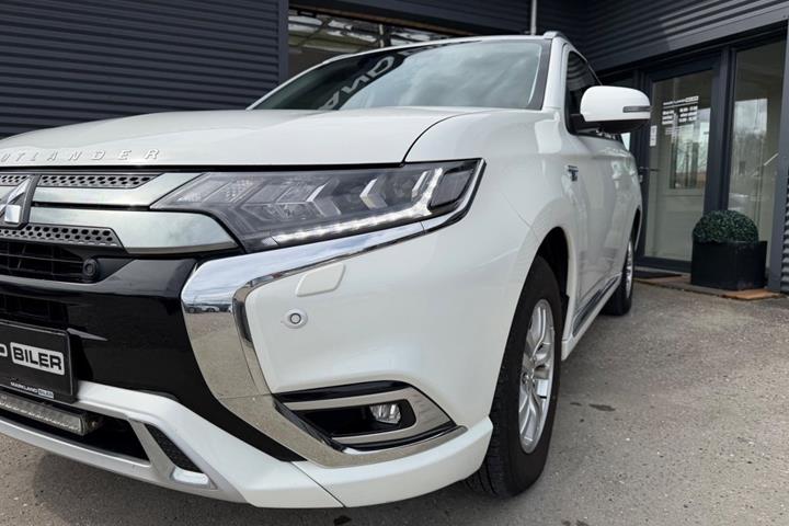 Hvid Mitsubishi Outlander fra 2019