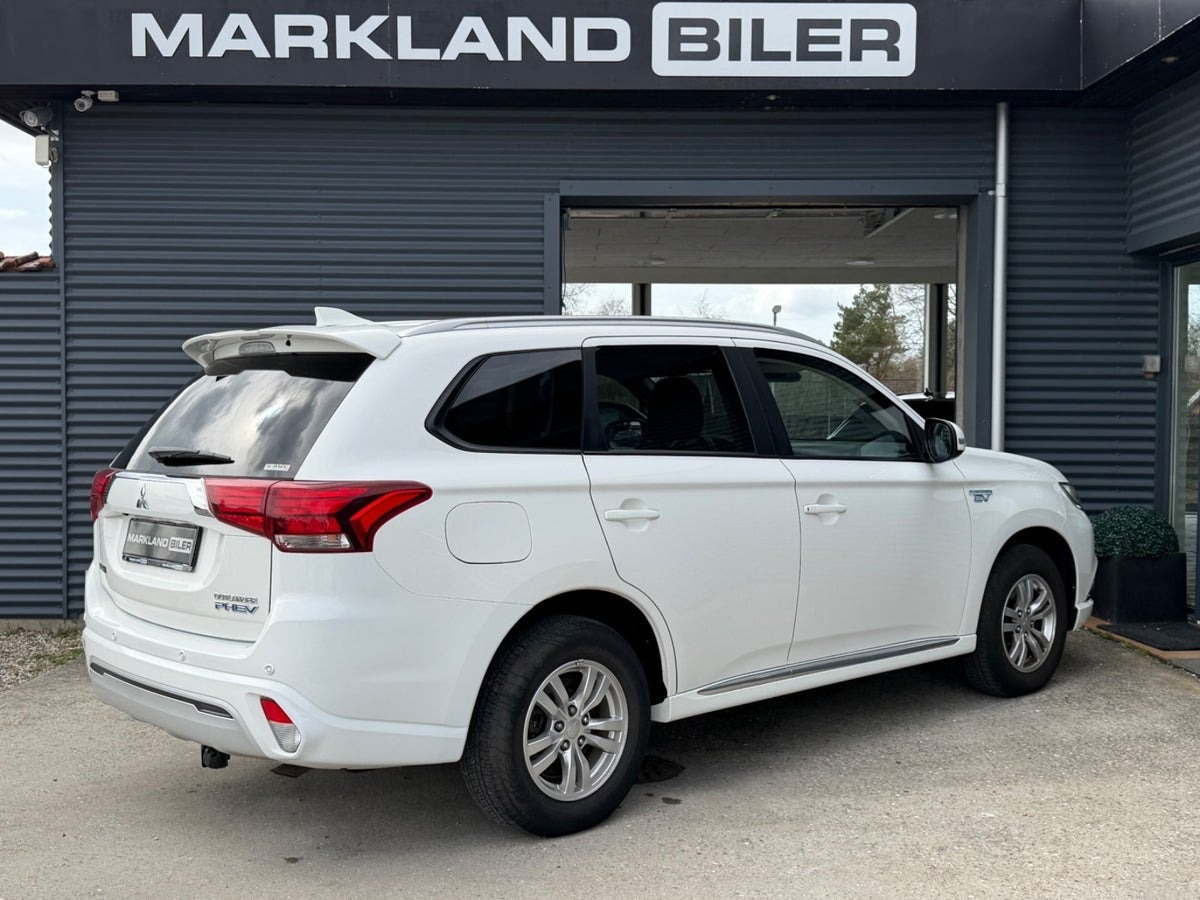 Hvid Mitsubishi Outlander fra 2019