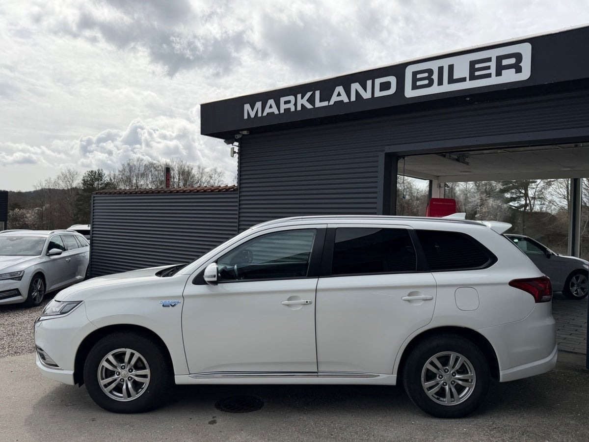 Hvid Mitsubishi Outlander fra 2019