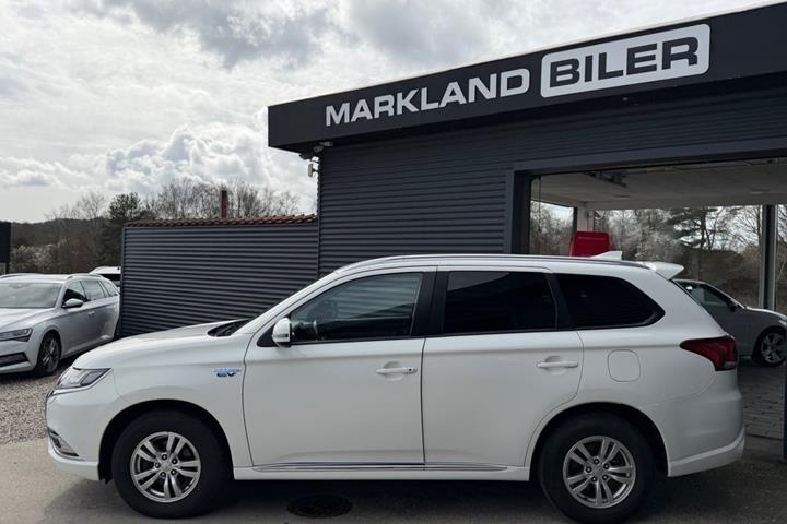 Hvid Mitsubishi Outlander fra 2019