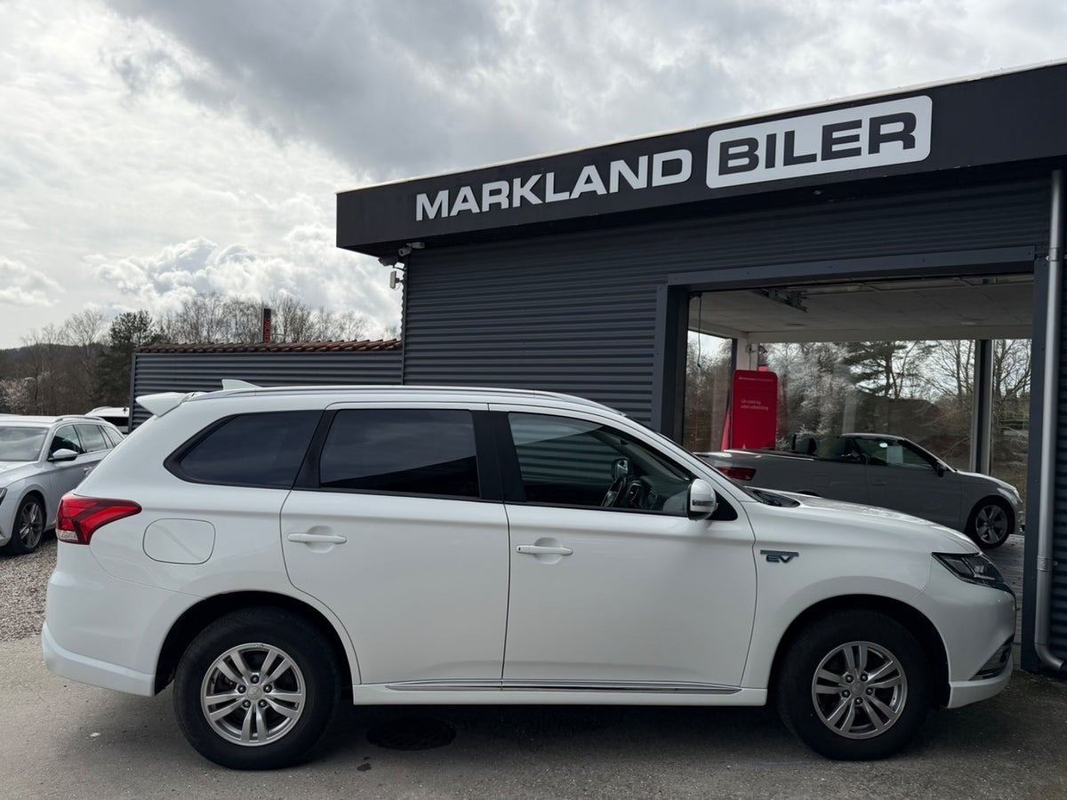 Hvid Mitsubishi Outlander fra 2019