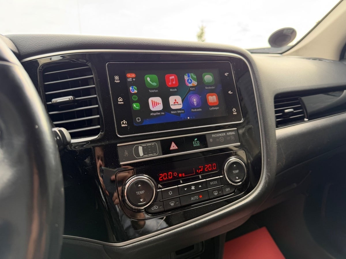 Hvid Mitsubishi Outlander fra 2019
