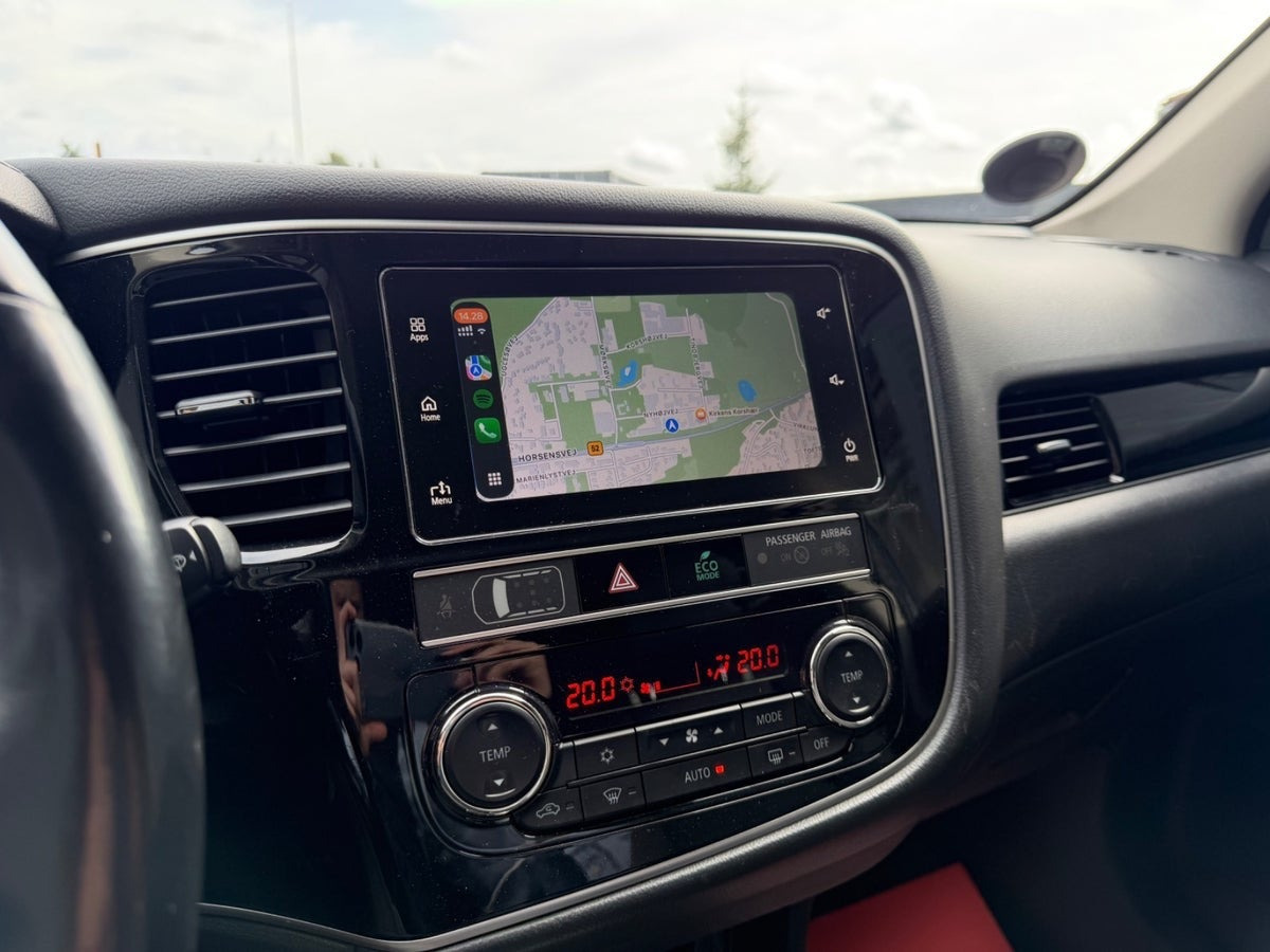 Hvid Mitsubishi Outlander fra 2019
