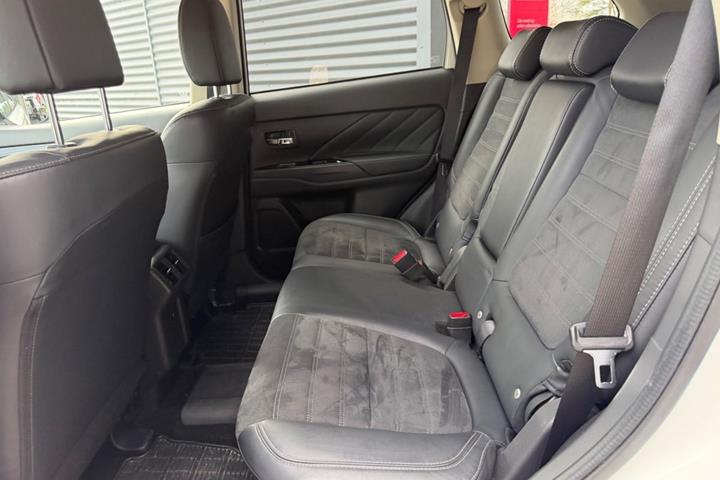 Hvid Mitsubishi Outlander fra 2019