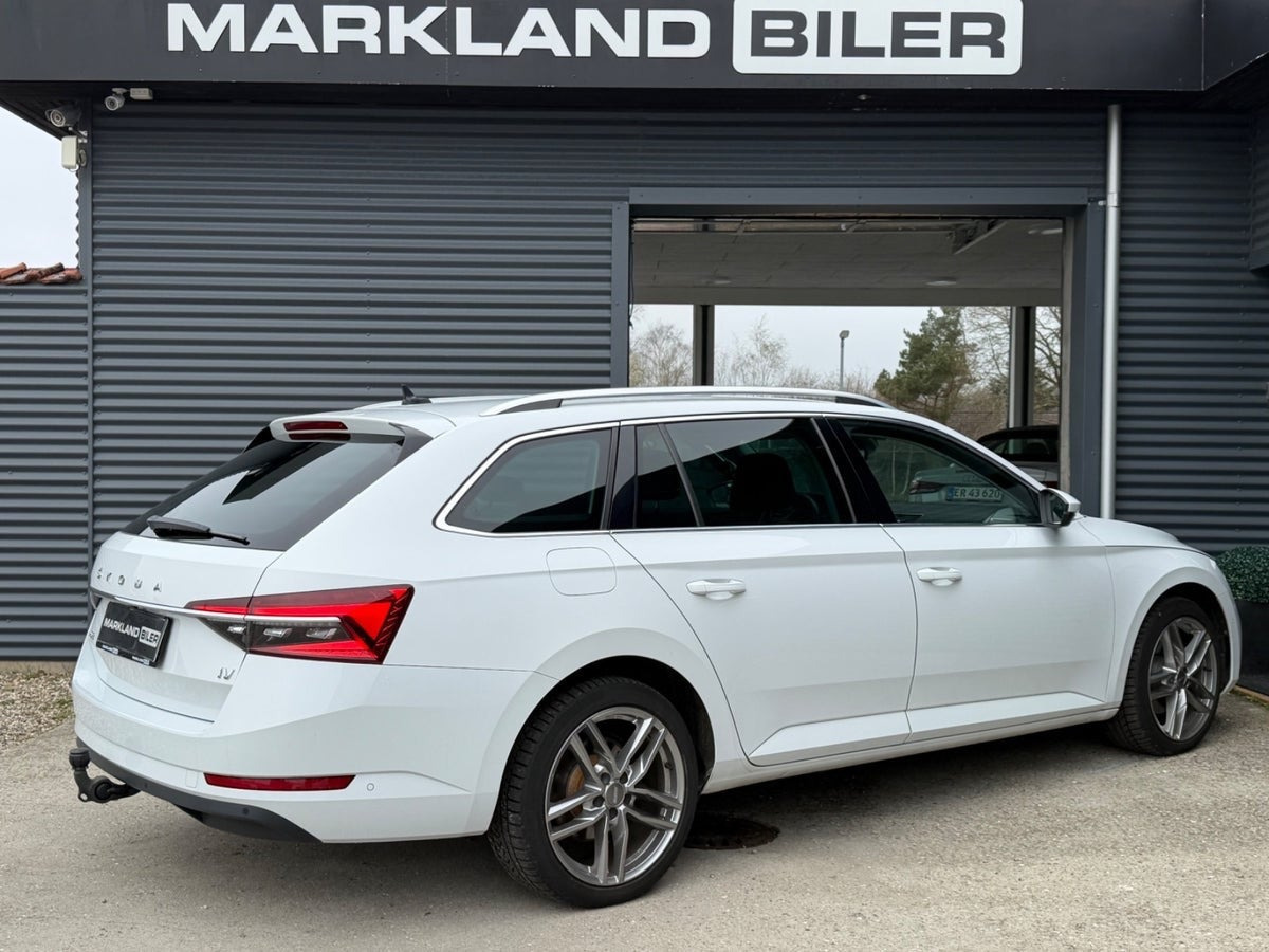 Hvid Skoda Superb fra 2020