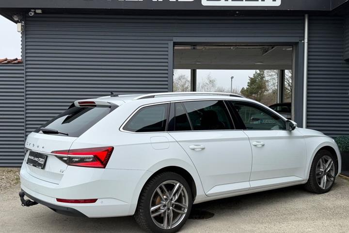Hvid Skoda Superb fra 2020