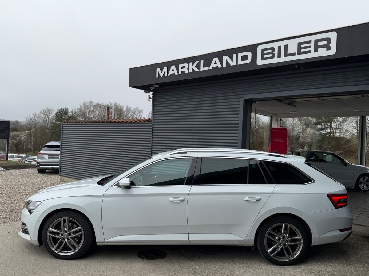 Hvid Skoda Superb fra 2020