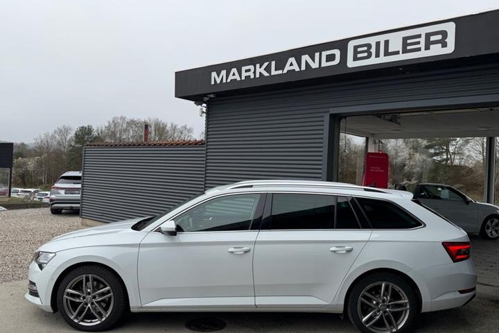 Hvid Skoda Superb fra 2020