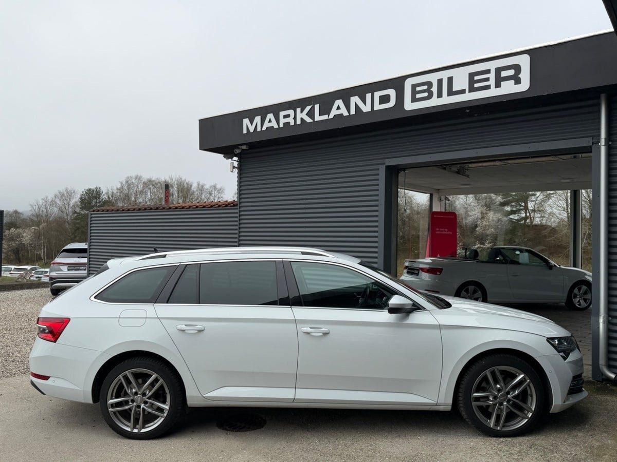 Hvid Skoda Superb fra 2020
