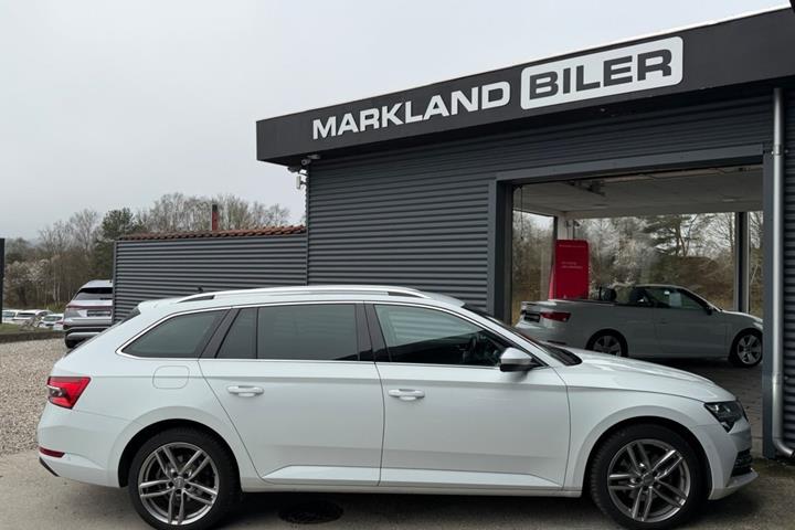 Hvid Skoda Superb fra 2020