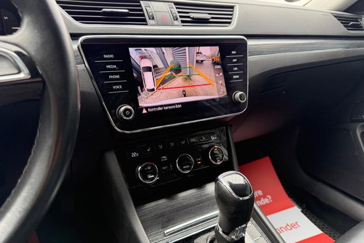Hvid Skoda Superb fra 2020