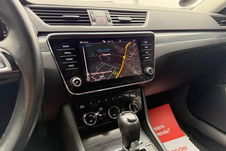 Hvid Skoda Superb fra 2020