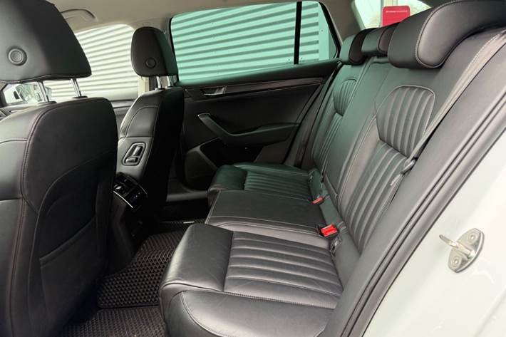 Hvid Skoda Superb fra 2020