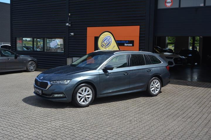 Grå Skoda Octavia fra 2021 set udefra