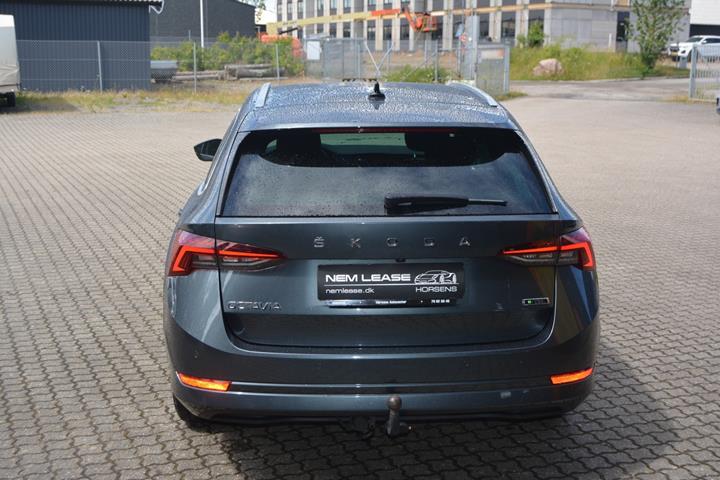 Grå Skoda Octavia fra 2021