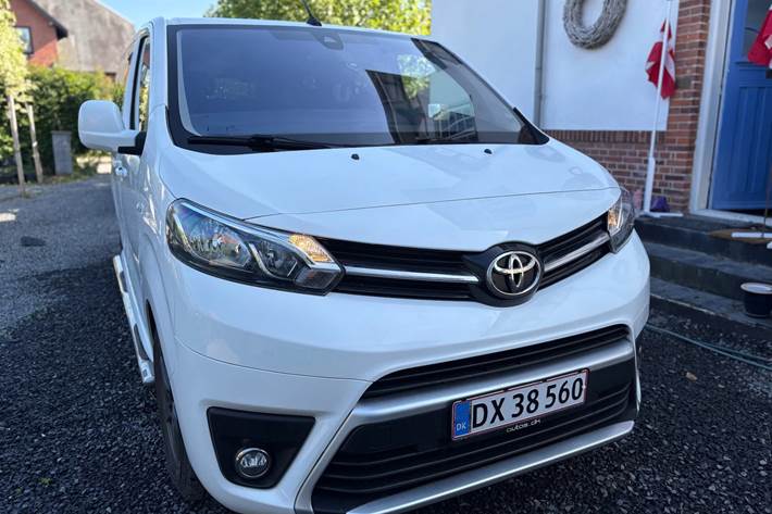 Hvid Toyota Proace Verso fra 2021