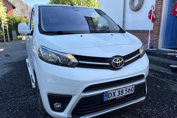 Hvid Toyota Proace Verso fra 2021