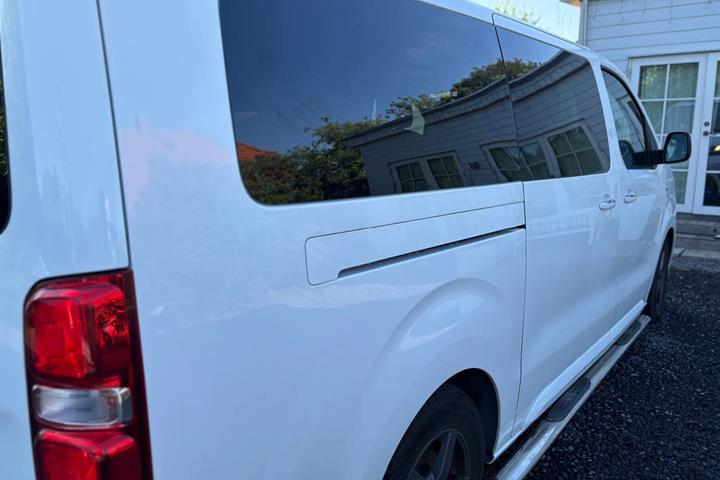 Hvid Toyota Proace Verso fra 2021