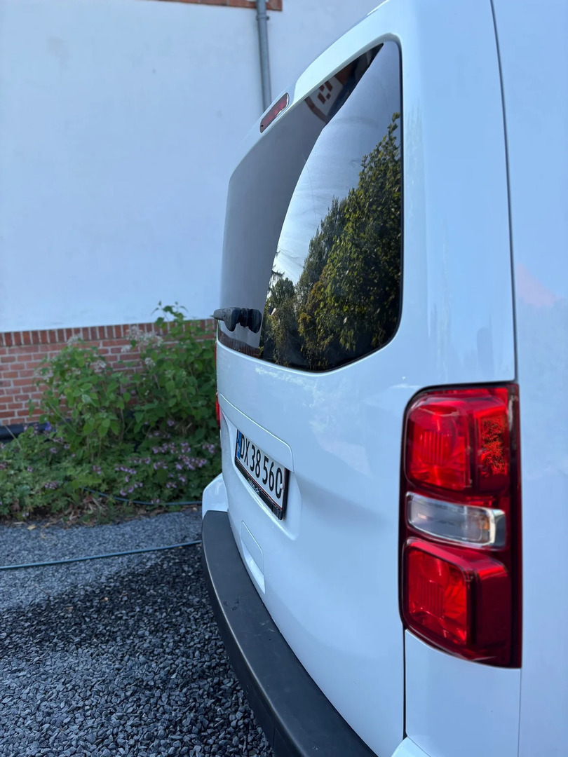 Hvid Toyota Proace Verso fra 2021