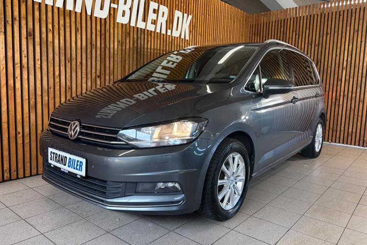 Grå VW Touran fra 2020 set udefra