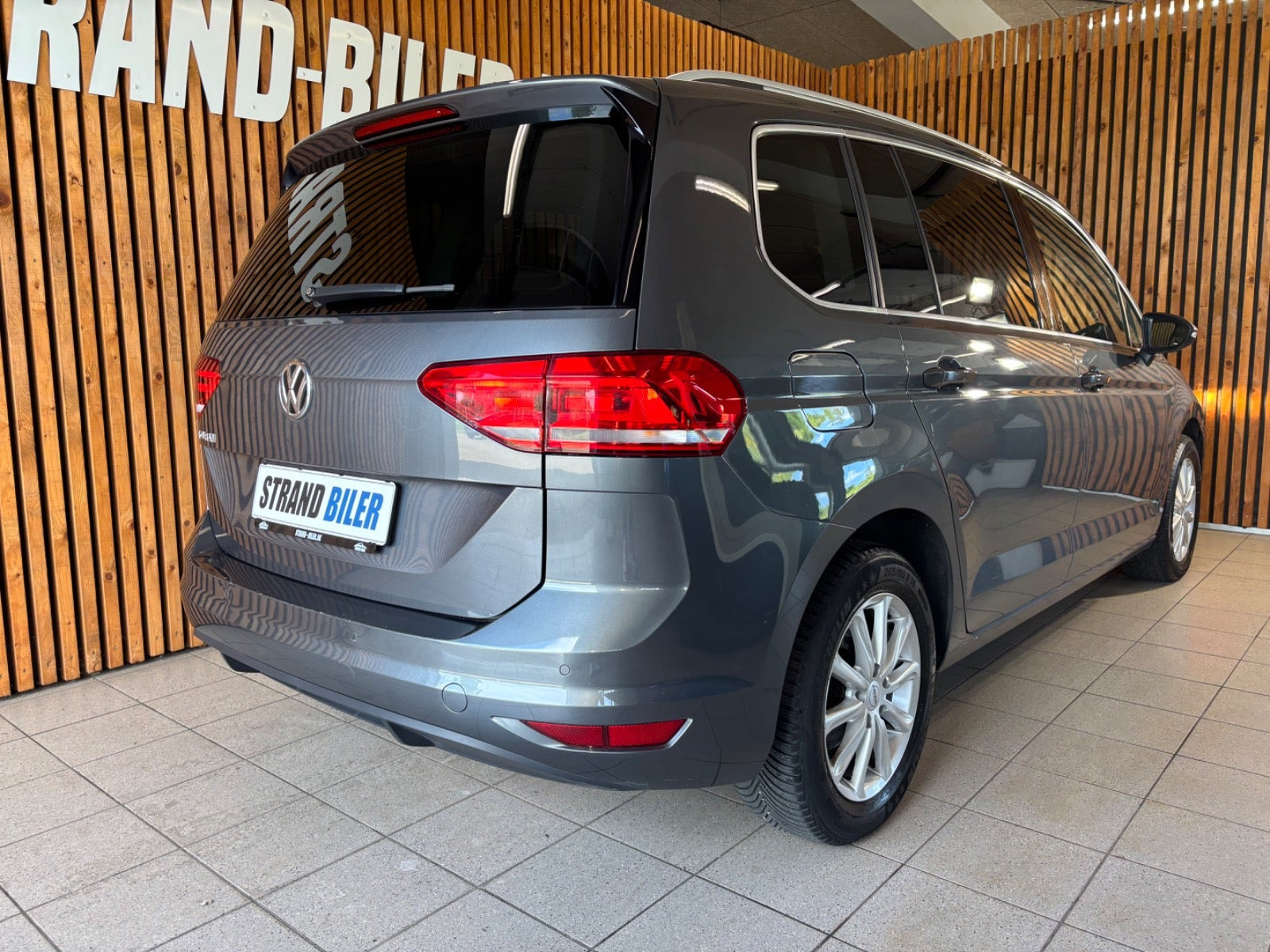 Grå VW Touran fra 2020