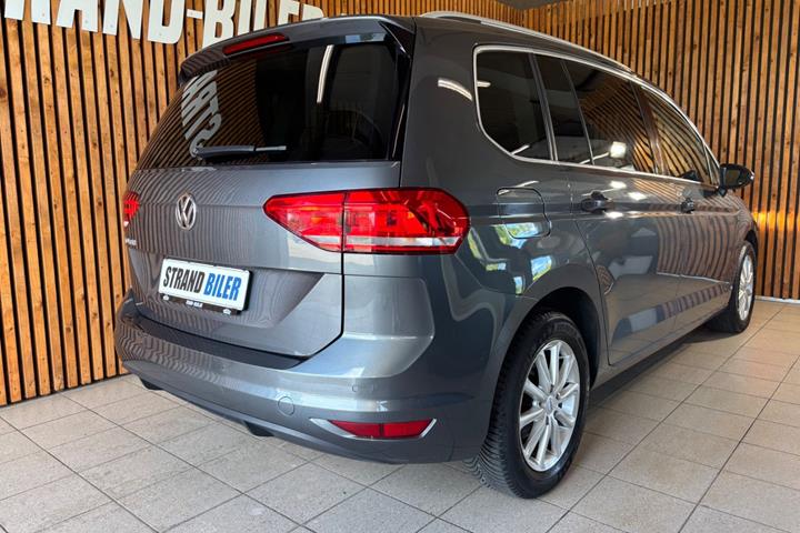 Grå VW Touran fra 2020