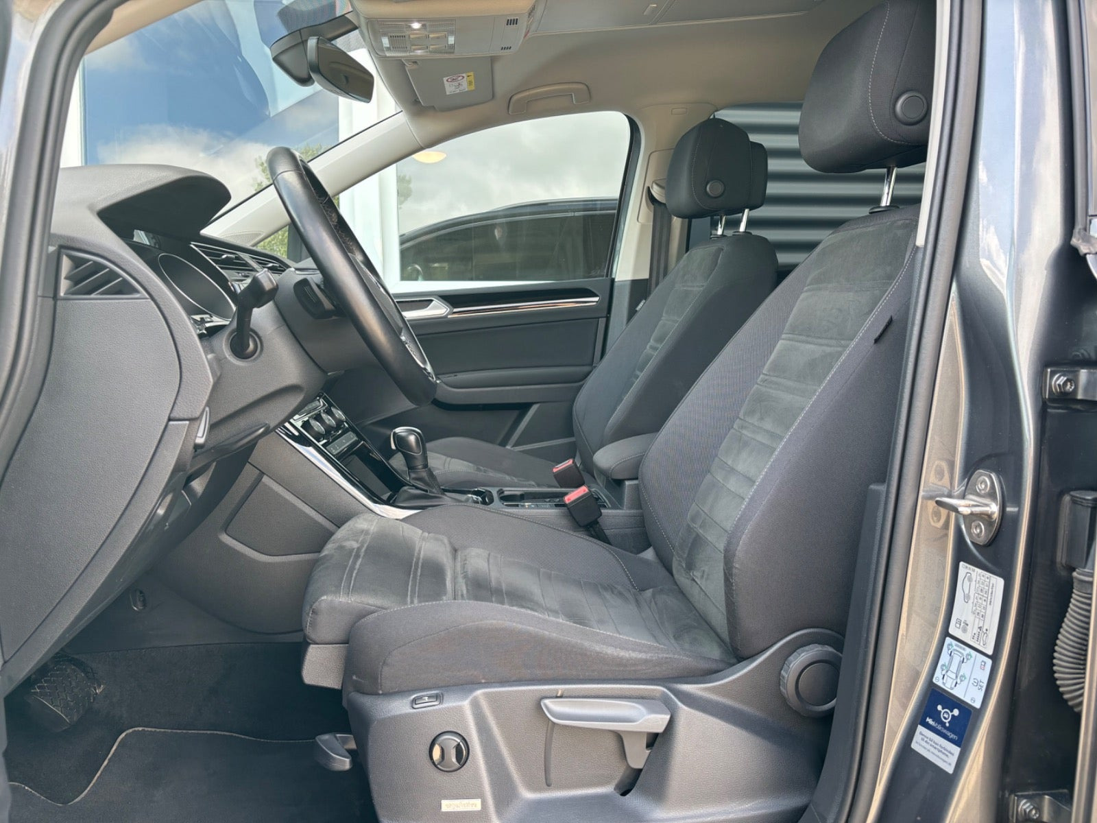 Grå VW Touran fra 2020