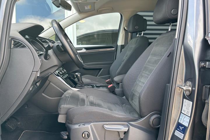 Grå VW Touran fra 2020