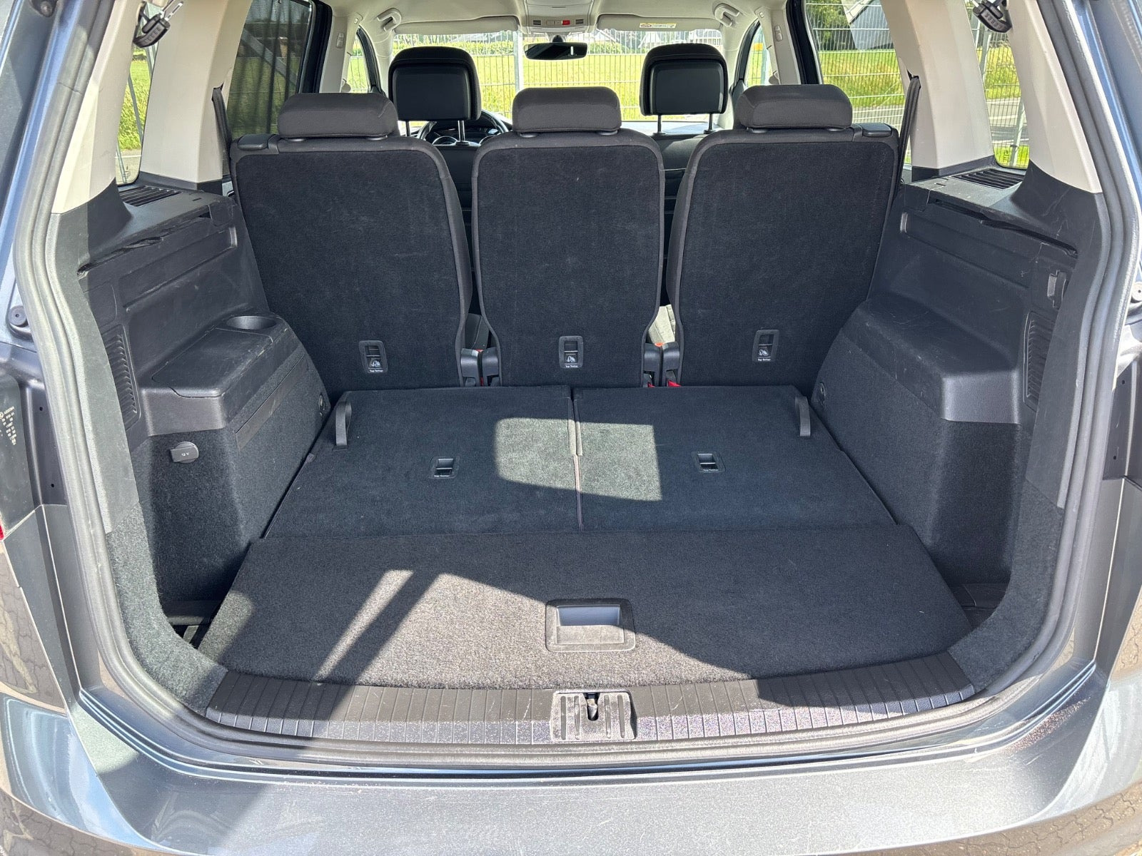 Grå VW Touran fra 2020