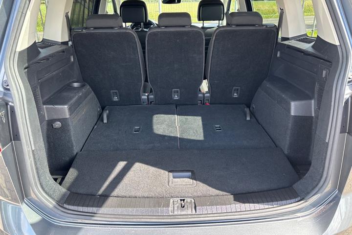Grå VW Touran fra 2020