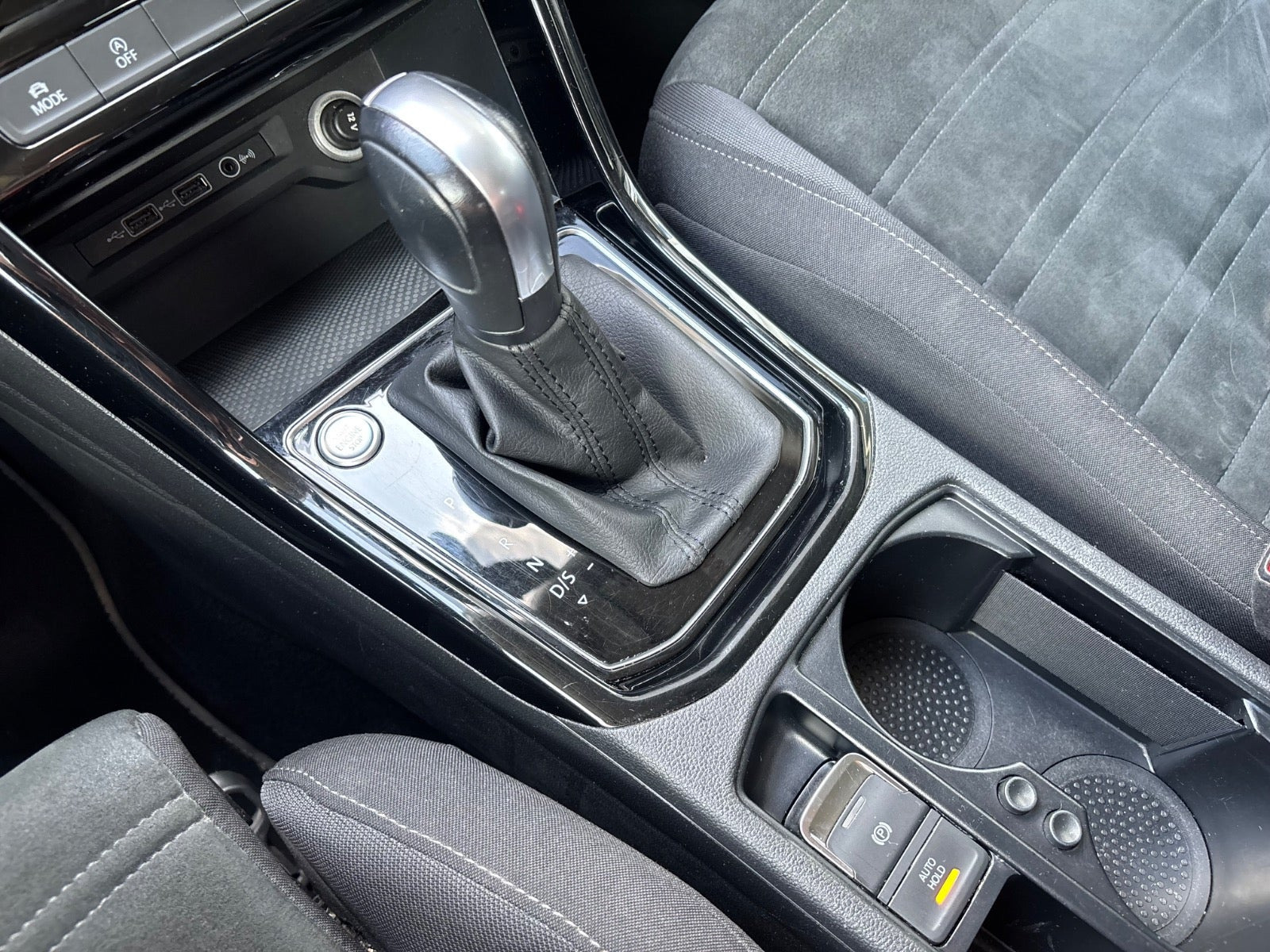 Grå VW Touran fra 2020