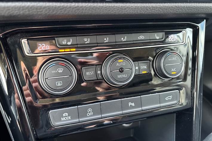 Grå VW Touran fra 2020