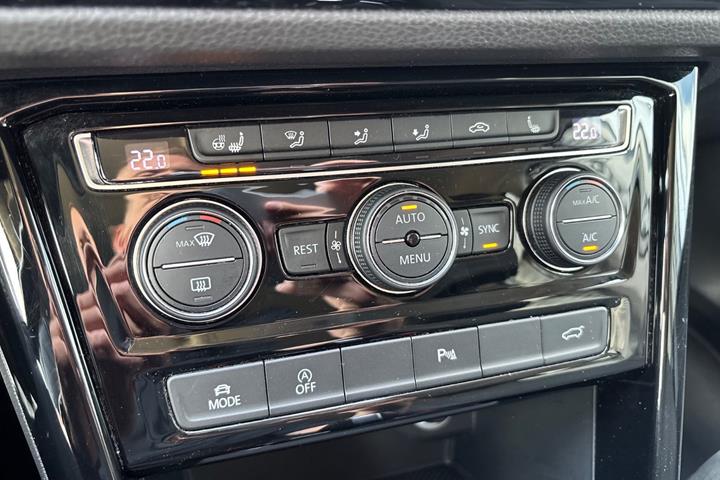 Grå VW Touran fra 2020