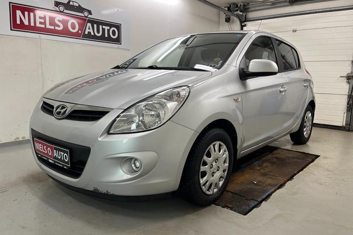 Sølv Hyundai i20 fra 2009 set udefra