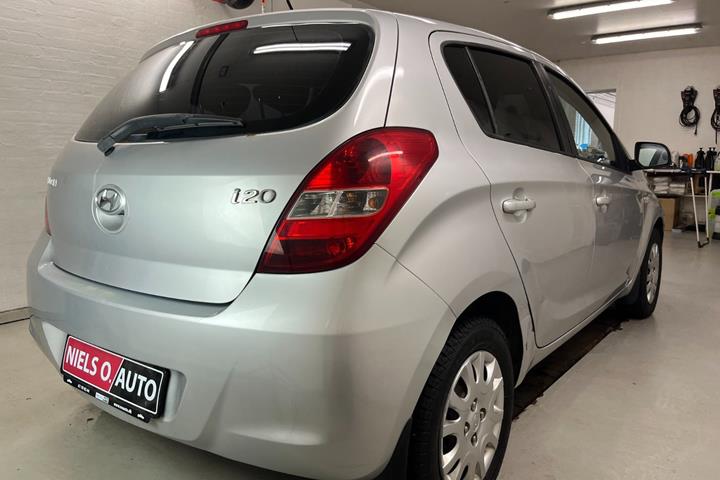 Sølv Hyundai i20 fra 2009