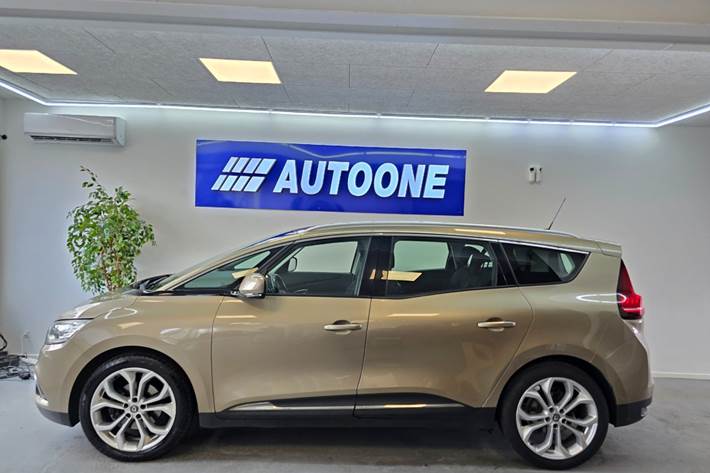 Beige Renault Grand Scenic IV fra 2017