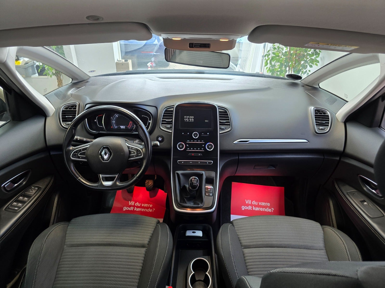 Beige Renault Grand Scenic IV fra 2017