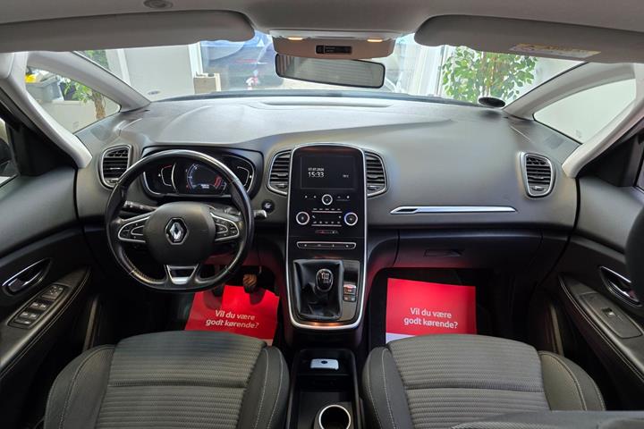 Beige Renault Grand Scenic IV fra 2017