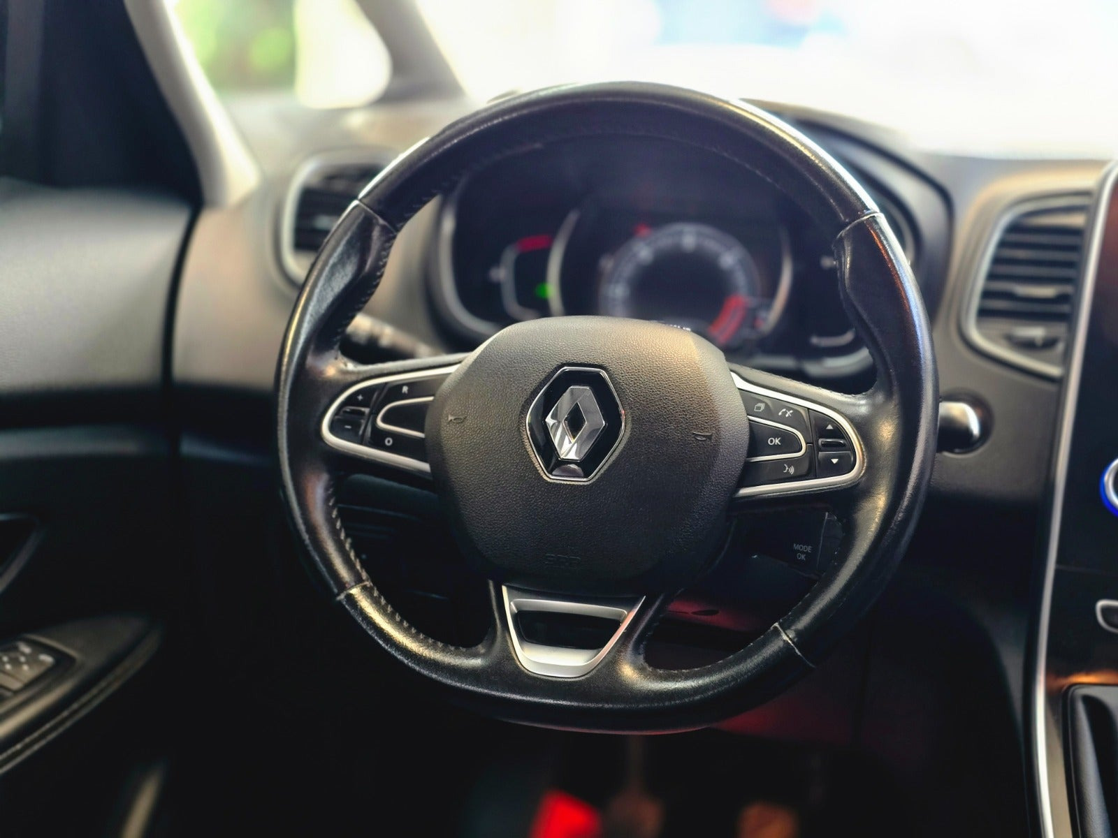 Beige Renault Grand Scenic IV fra 2017