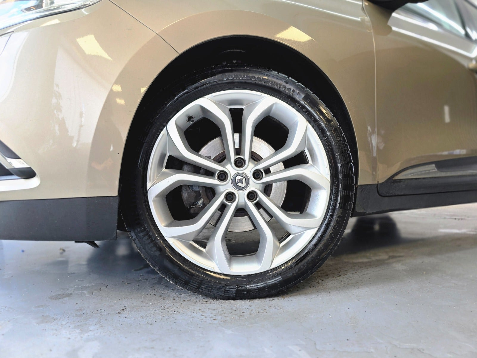 Beige Renault Grand Scenic IV fra 2017