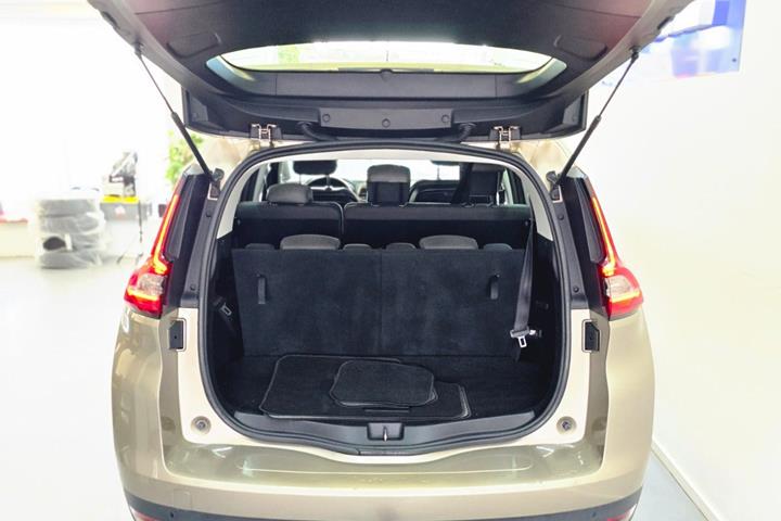 Beige Renault Grand Scenic IV fra 2017