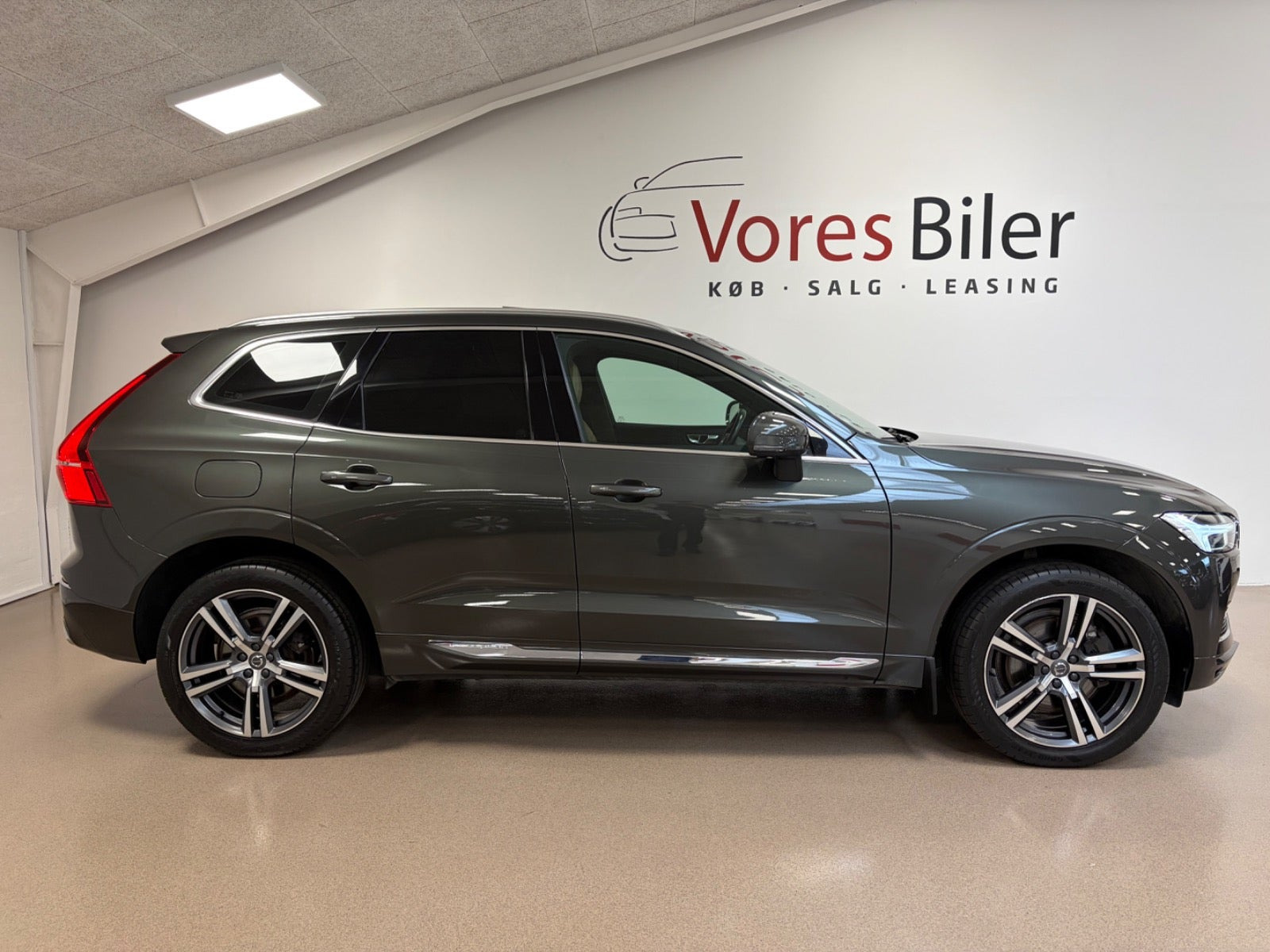 Grå Volvo XC60 fra 2020