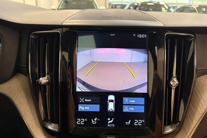 Grå Volvo XC60 fra 2020