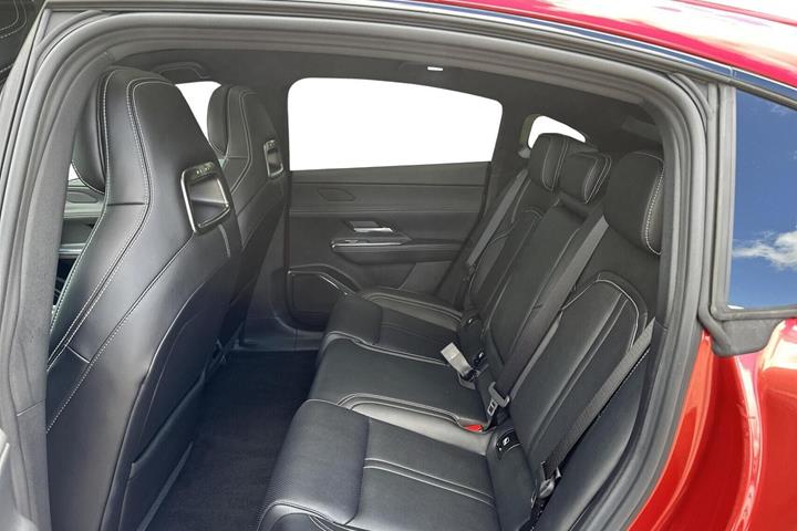 Rød Mazda 6e fra 2025
