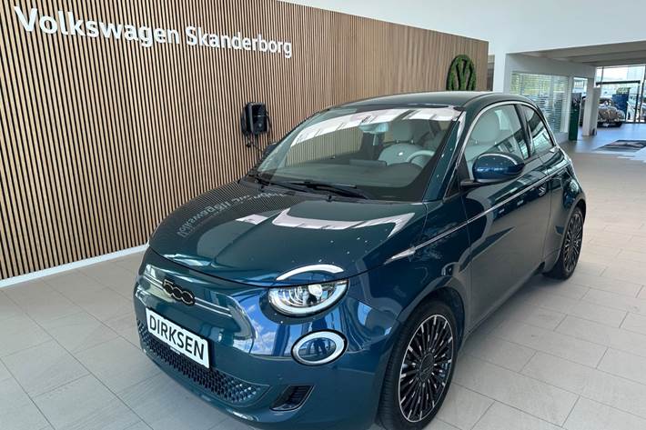 Blå Fiat 500e fra 2023