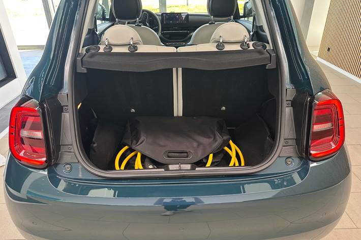 Blå Fiat 500e fra 2023