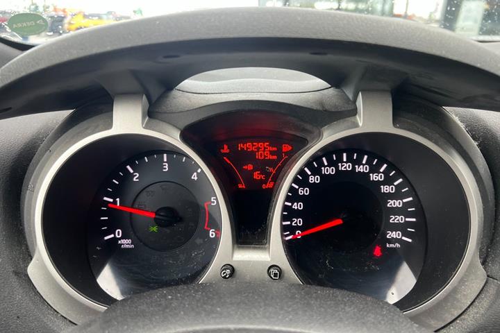 Blå Nissan Juke fra 2011